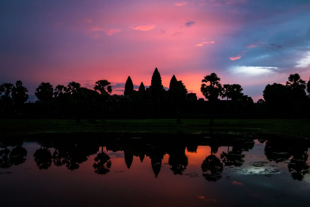 Lever de soleil sur Angkor Vat et temples de Rolous - Siem Reap, Cambodge