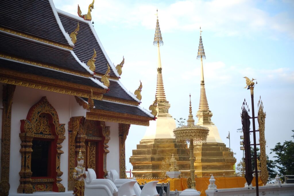Lever du soleil au Wat Phra That Doi Suthep et temple secret - Chiang Mai, Thaïlande